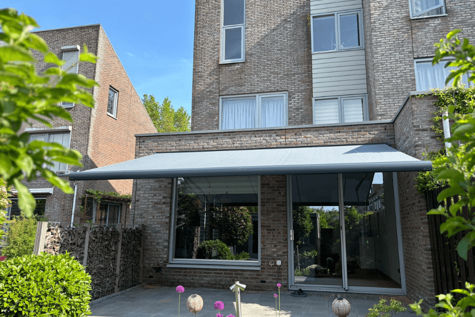 de kosten van zonneschermen: van aanschaf tot elektrische upgrade en balkonopties