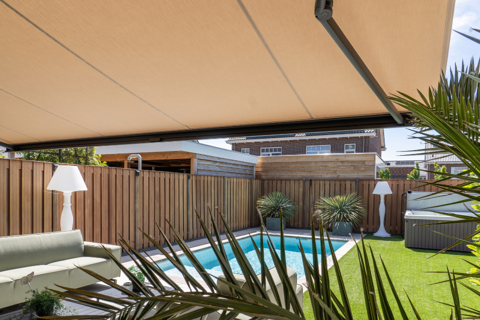 de kosten van zonneschermen: van aanschaf tot elektrische upgrade en balkonopties