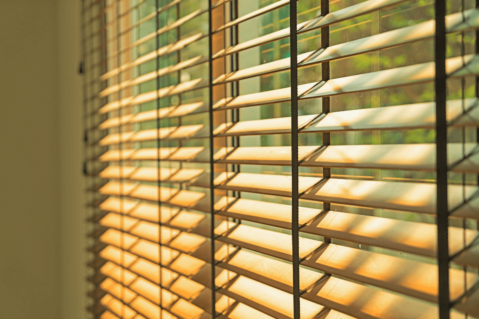 nadelen van bamboe jaloezieën: waarom ze misschien niet de beste keuze zijn