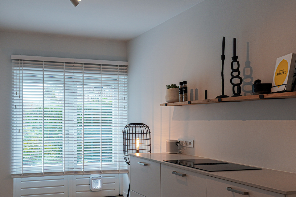 raambekleding in de dag of op de dag?