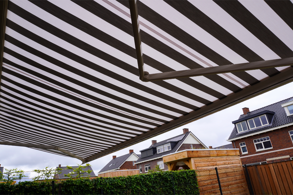 Wat is de beste kleur voor een zonnescherm?