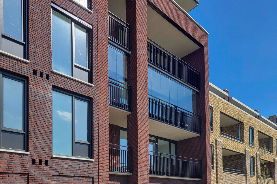 Appartementencomplex in Bergen op Zoom balkonbeglazing en screens voor appartementencomplex in bergen op zoom 2