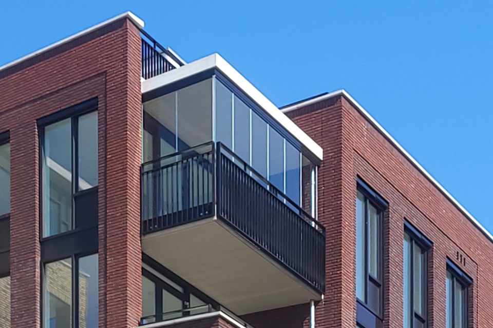 Appartementencomplex in Bergen op Zoom balkonbeglazing en screens voor appartementencomplex in bergen op zoom 6
