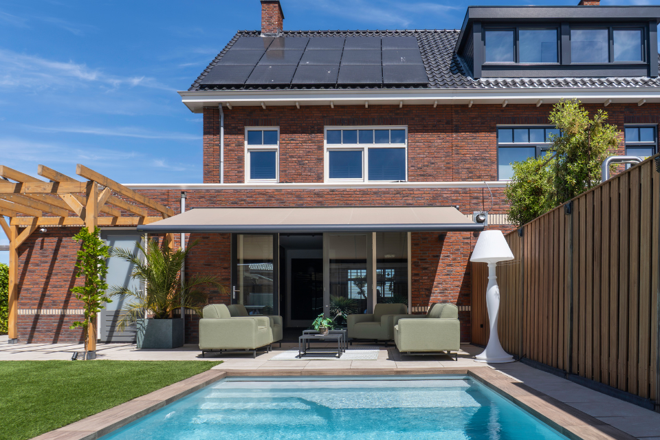 een fijne schaduwplek in deze zomerse tuin in bergschenhoek 1