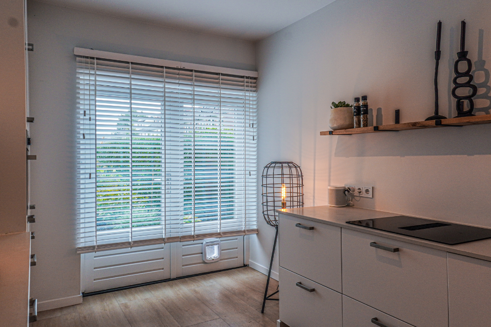 jaloezieën in de gehele woning voor moderne eenheid 3