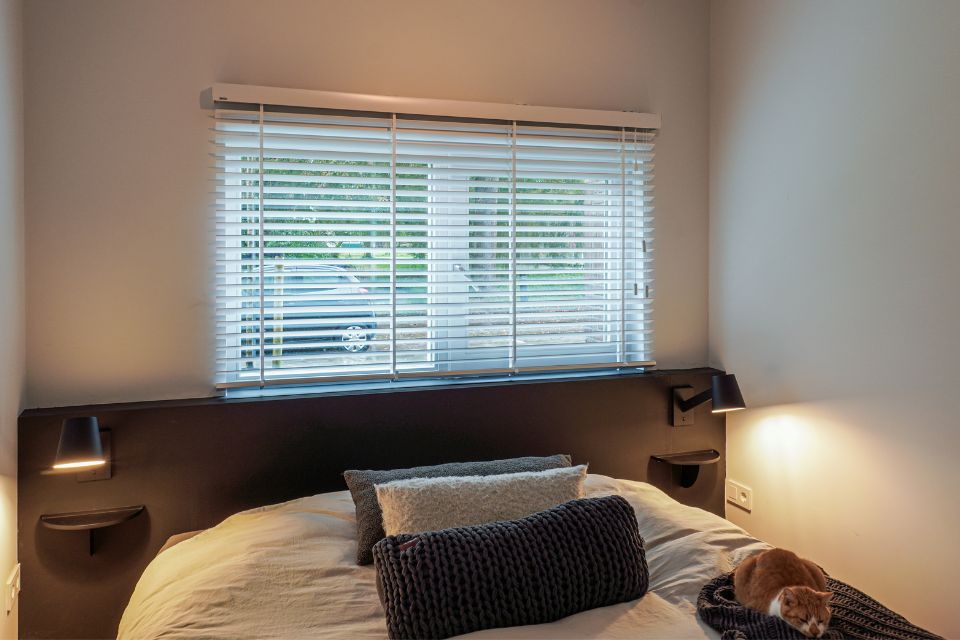 jaloezieën in de gehele woning voor moderne eenheid 2