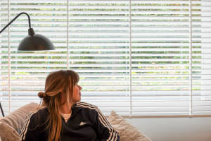 jaloezieën in de gehele woning voor moderne eenheid 1