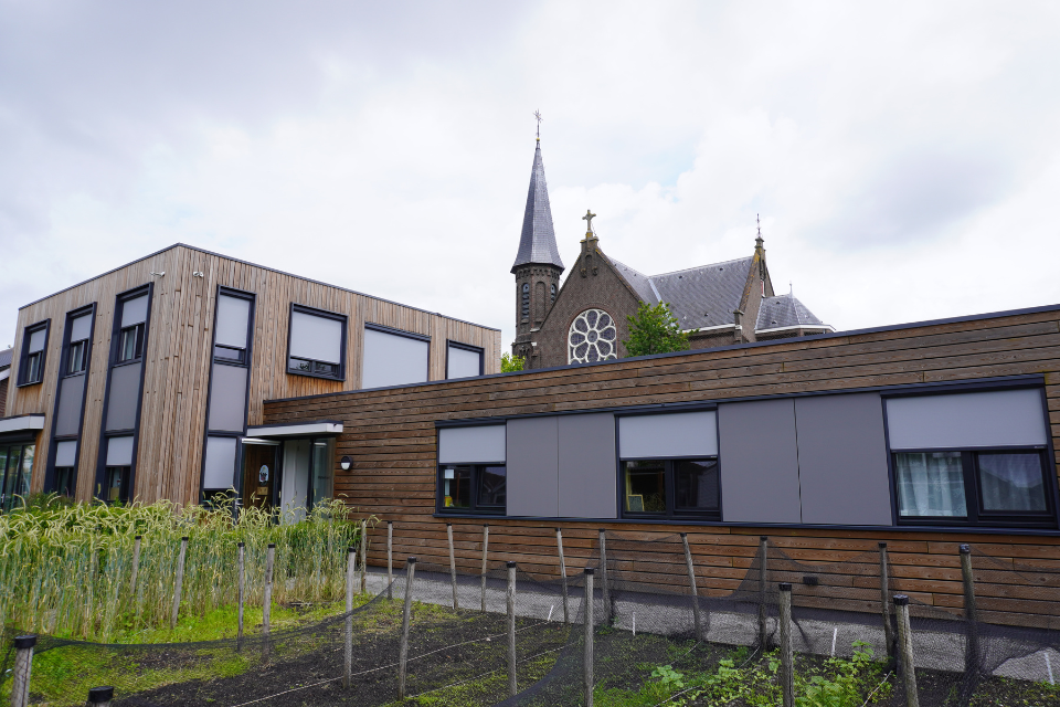 Stichting De Ark Gouda stichting de ark gouda verano ritsscreens, knikarmscherm, aluminium jaloezieën en rolgordijnen 3