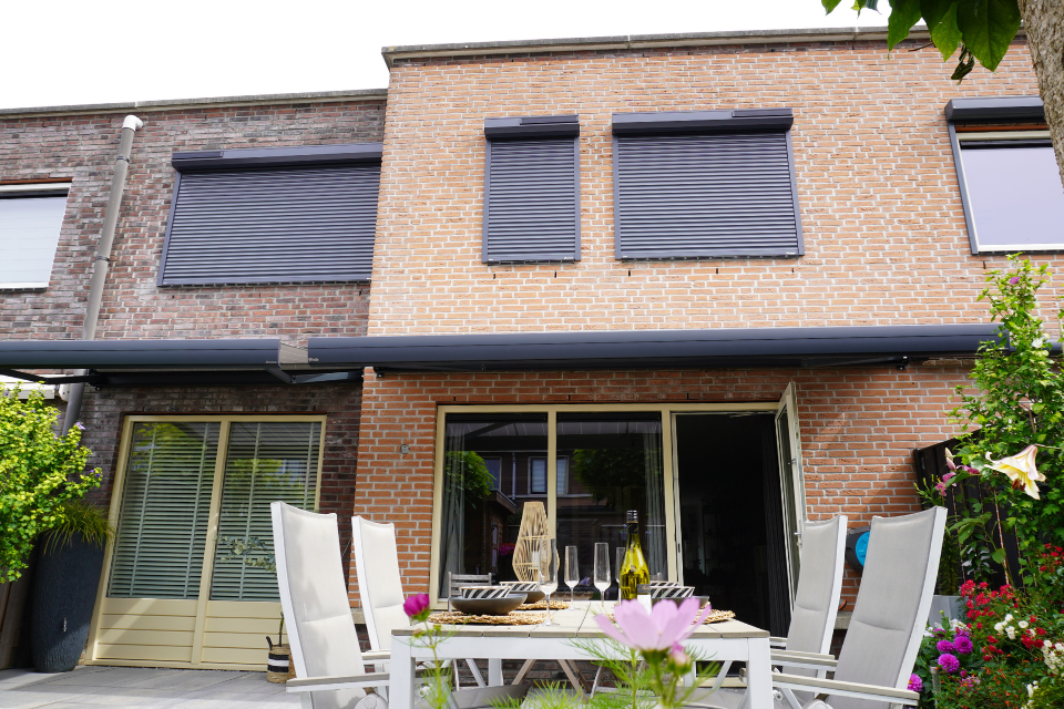 Zon en Scherm IJsselstein twee zonneschermen en drie rolluiken in de meern 1
