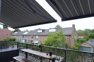 mireve zonnescherm op omgebouwd kantoorpand met appartementen 1