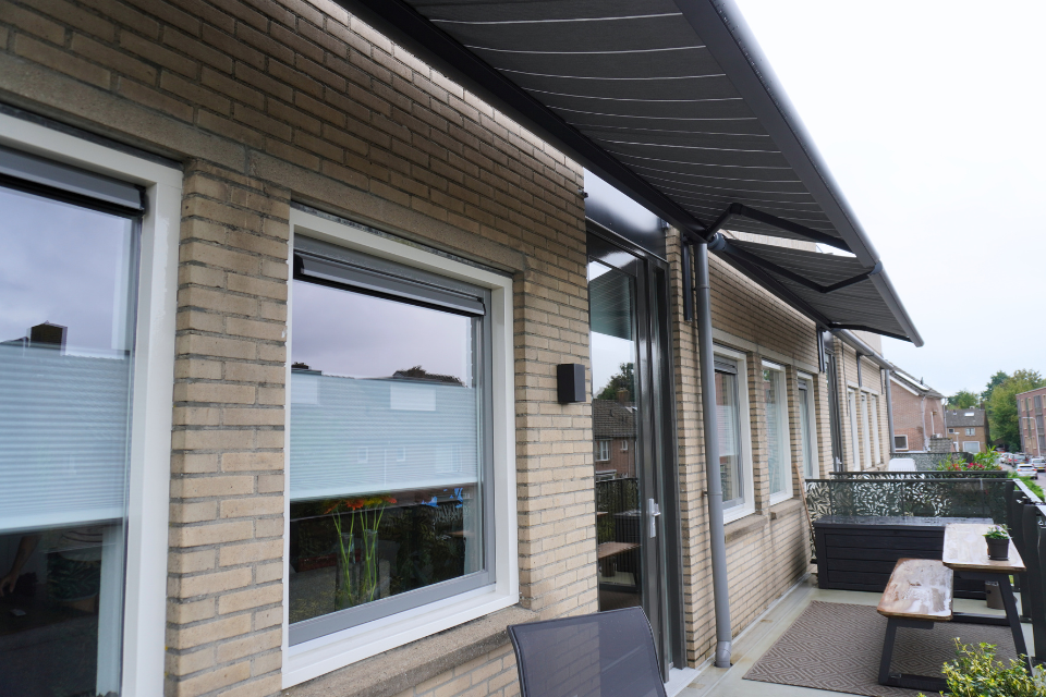 mireve zonnescherm op omgebouwd kantoorpand met appartementen 3