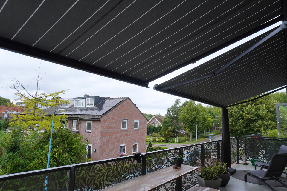 mireve zonnescherm op omgebouwd kantoorpand met appartementen 2