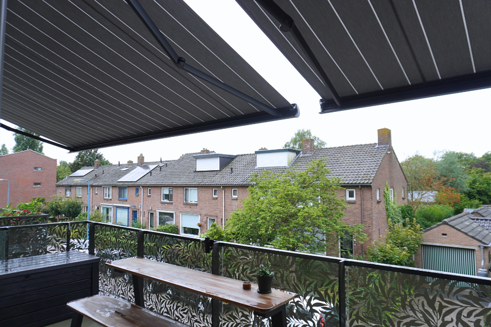 mireve zonnescherm op omgebouwd kantoorpand met appartementen 1