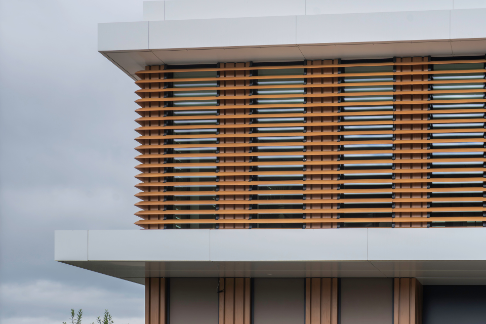 Bedrijfspand in Hellevoetsluis ritzscreens en schoepenzonwering voor een bedrijfspand in hellevoetsluis 4