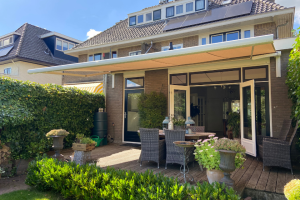 Referenties breed zonnescherm op charmant jaren 30' huis 1
