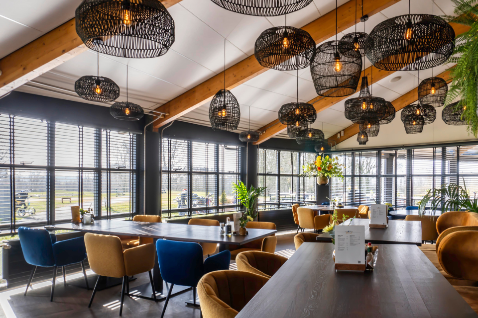 Horeca stijlvolle houten jaloezieën voor de hooge rotterdamsche golfclub 1