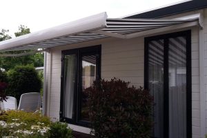 knikarmscherm verano porto op stacaravan laten plaatsen in oosterhout 1