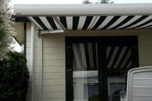 knikarmscherm verano porto op stacaravan laten plaatsen in oosterhout 4