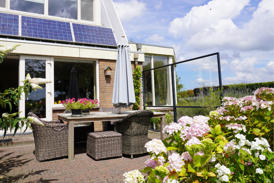 vaste windschermen op een winderige hoek in leiden 3