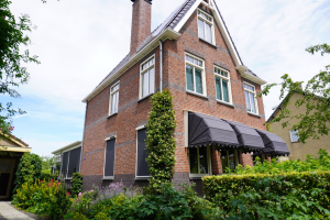 Referenties klassieke markiezen en moderne solar screens op één gevel 1