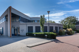 bouwbedrijf niersman | maatwerk solar screens voor ronde gevel in voorschoten 1