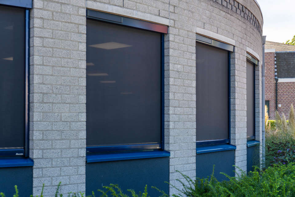 Bouwbedrijf Niersman bouwbedrijf niersman | maatwerk solar screens voor ronde gevel in voorschoten 3