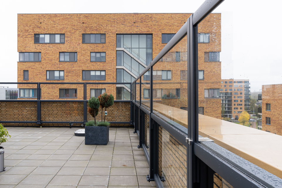 glazen windschermen op een penthouse in capelle a/d ijssel 1