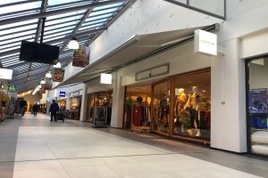 vier knikarmschermen geplaatst in winkelcentrum goverwelle 1