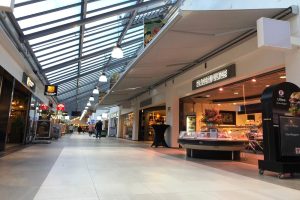 vier knikarmschermen geplaatst in winkelcentrum goverwelle 2