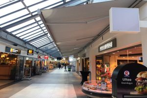 vier knikarmschermen geplaatst in winkelcentrum goverwelle 3