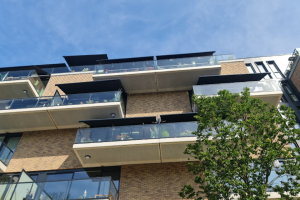 knikarmscherm en screen geplaatst in barendrecht 1