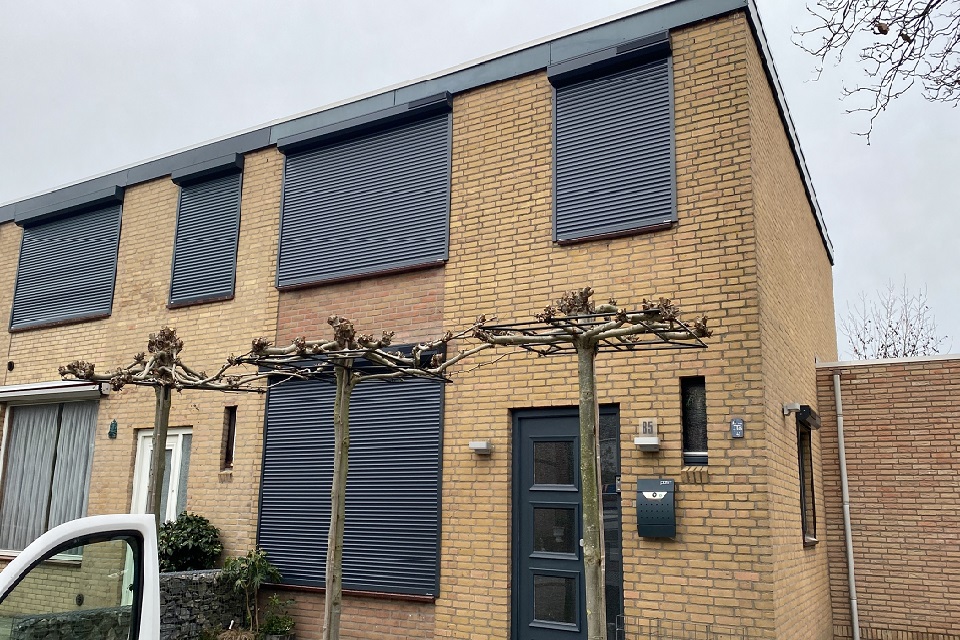 rolluiken voor hoekwoning in pernis rotterdam 1