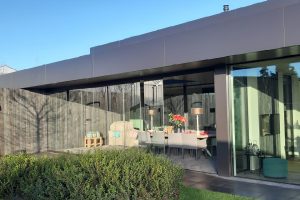 stevige glazen schuifwand in woning 's gravenzande 1