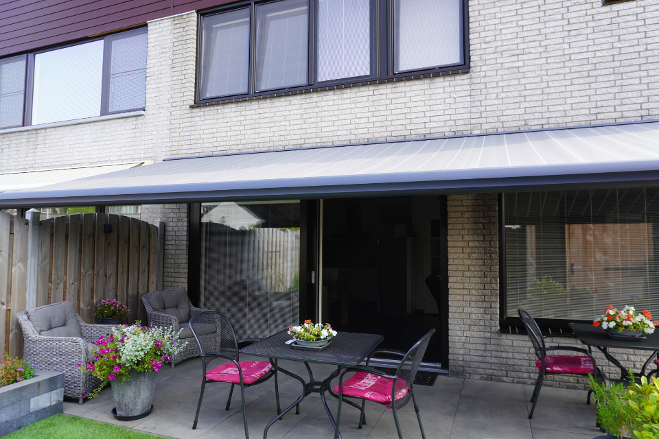 een extra breed zonnescherm op een brede gevel 3