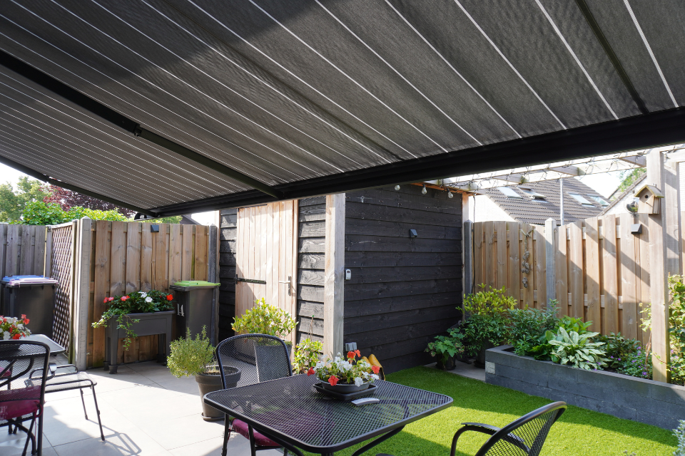 een extra breed zonnescherm op een brede gevel 2