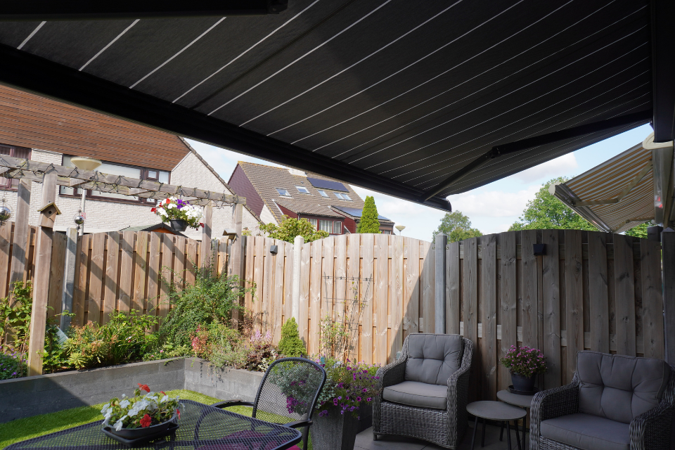 een extra breed zonnescherm op een brede gevel 1