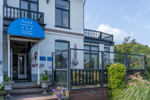 stijlvolle glazen windschermen bij hotel villa de klughte in wijk aan zee 1