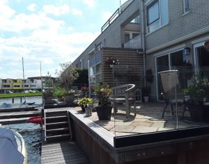glazen windscherm en balustrade geplaatst in almere 3