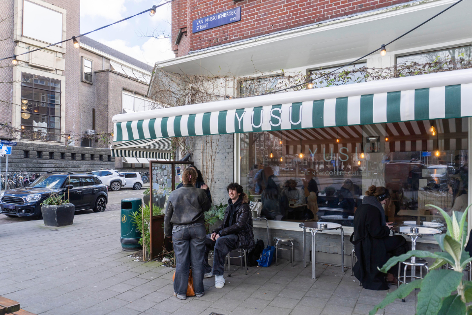 YUSU Coffee Amsterdam nieuwe zonneschermen voor yusu coffee 2