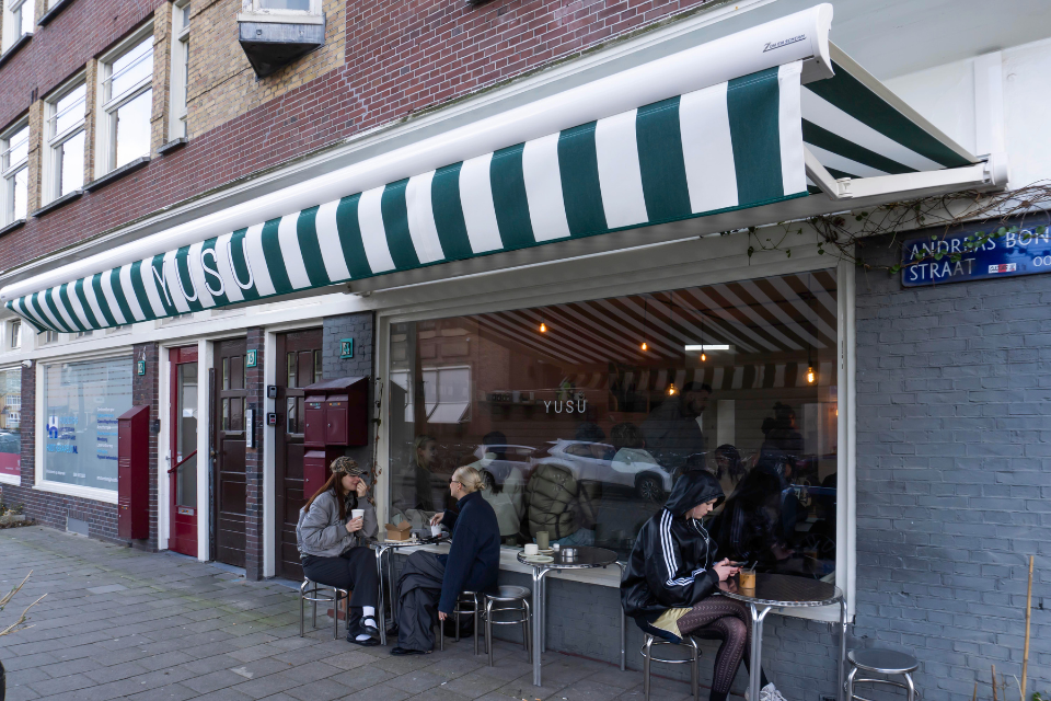 YUSU Coffee Amsterdam nieuwe zonneschermen voor yusu coffee 3