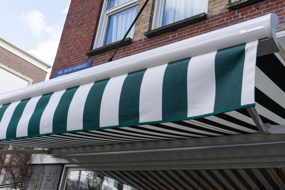 YUSU Coffee Amsterdam nieuwe zonneschermen voor yusu coffee 5