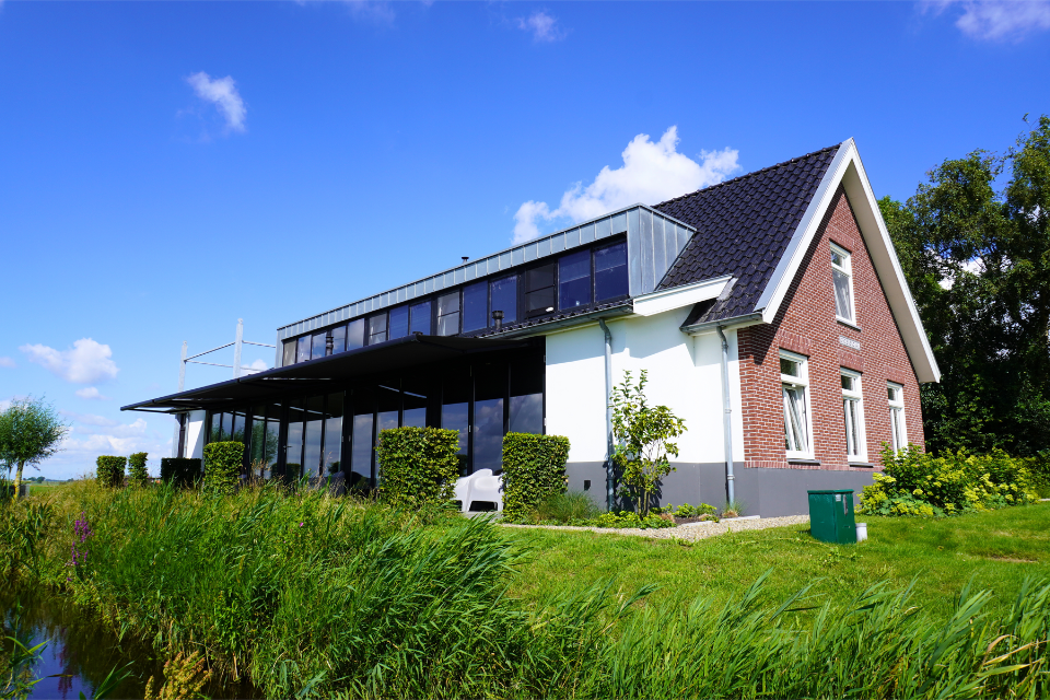 drie zonneschermen op een rij in zevenhoven 1