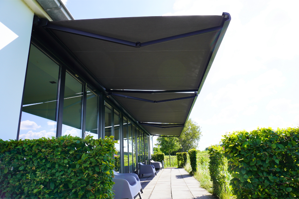 drie zonneschermen op een rij in zevenhoven 3