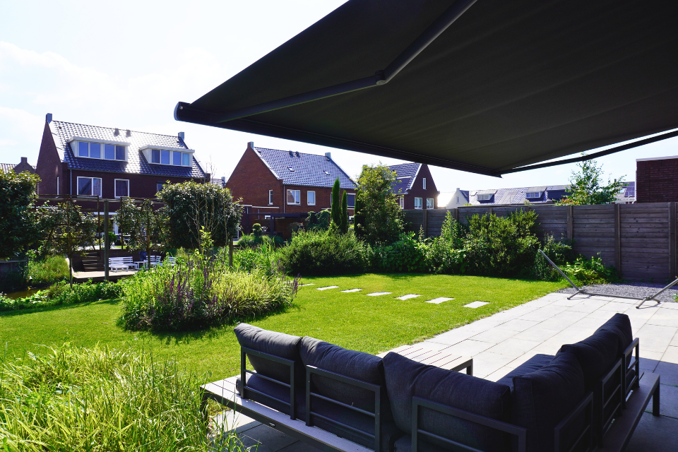 een donker zonnescherm voor een tuin op het zuiden 2