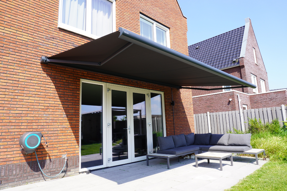 een donker zonnescherm voor een tuin op het zuiden 3