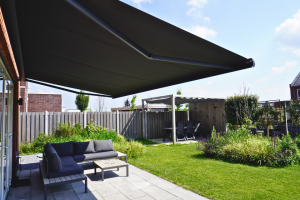 een donker zonnescherm voor een tuin op het zuiden 1