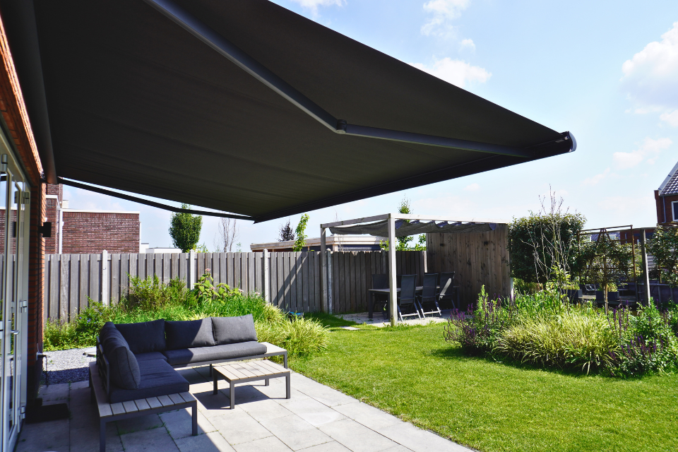 een donker zonnescherm voor een tuin op het zuiden 1