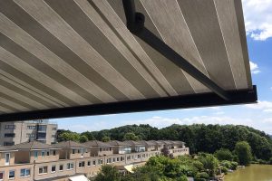 Verano Ritzscreens V540 en knikarmscherm Ipanema V280 gemonteerd in Delft verano ritzscreens v540 en knikarmscherm ipanema v280 gemonteerd in delft 2