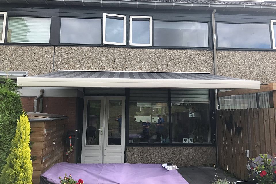 salou v255 knikarmscherm plaatsen woning in leidschendam 1