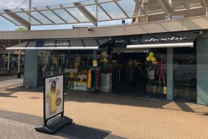 zonneschermen gemonteerd bij shoeby in voorburg 1